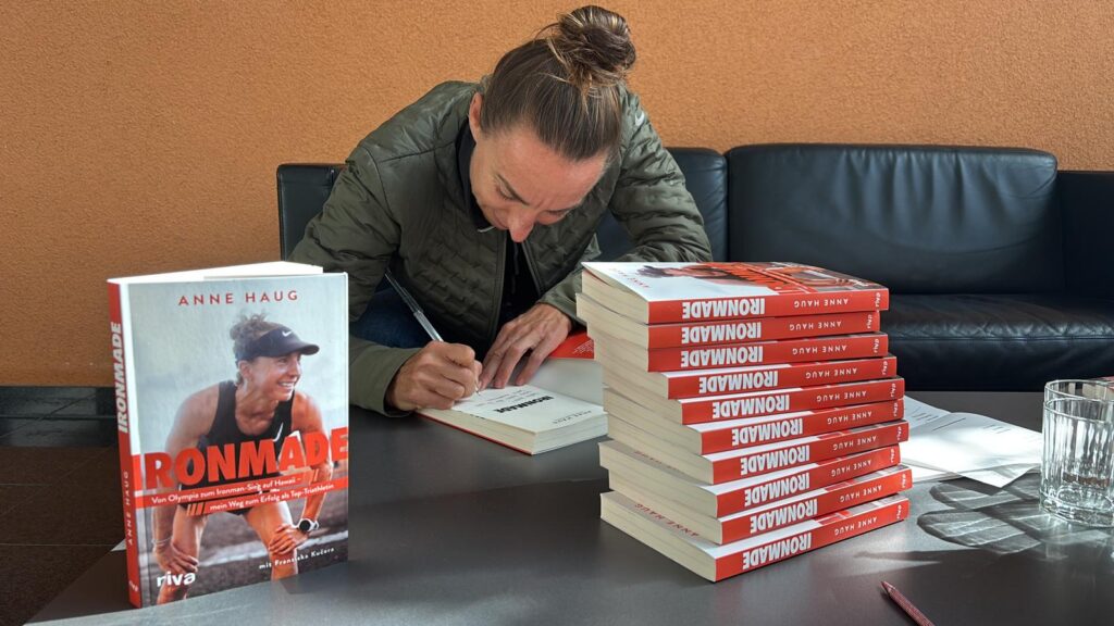 Anne Haug signiert Exemplare ihres Buchs Ironmade