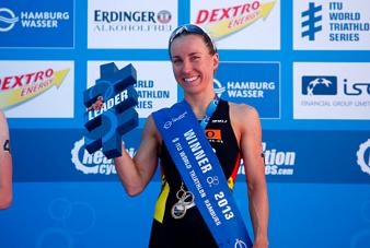 Anne Haug on the podium as the winner of WTS Hamburg